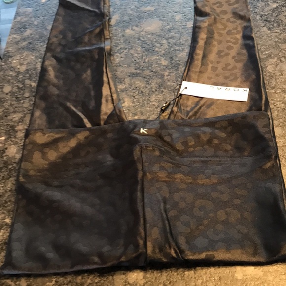Koral Lustrous High Rise Leggings in Black Leopard BNWT​ - Picture 8 of 9